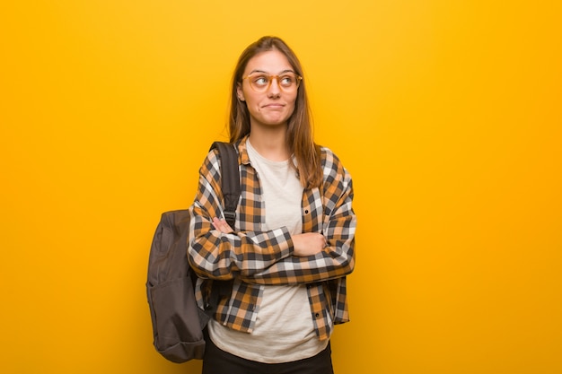 Jeune étudiante réfléchissant à une idée