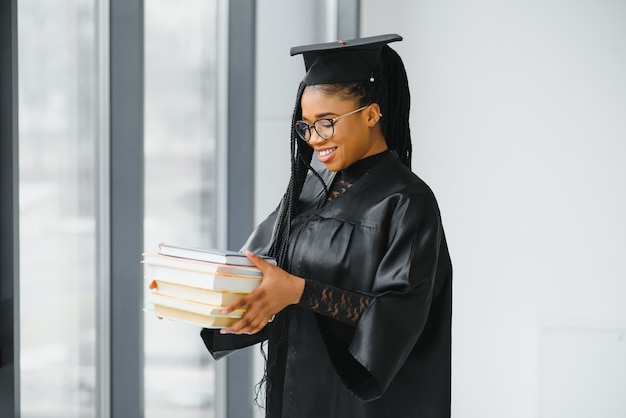 Jeune étudiante en robe célébrant son diplôme