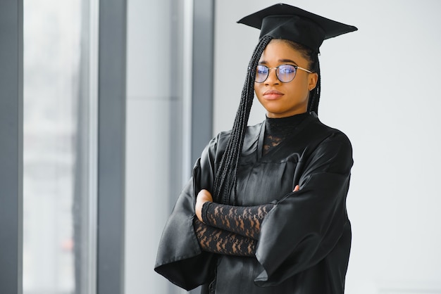 Jeune étudiante en robe célébrant son diplôme