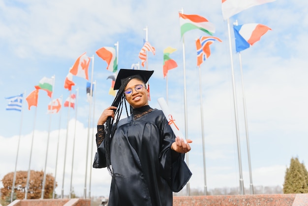 Jeune étudiante en robe célébrant son diplôme