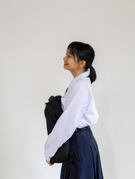 Photo une jeune étudiante avec un sac à dos sur fond blanc