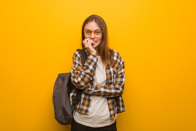 Jeune étudiante se rongeant les ongles, nerveuse et très anxieuse