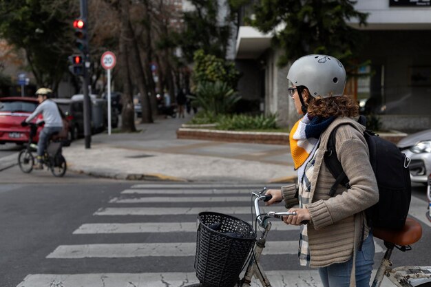 Une jeune étudiante universitaire latino-américaine fait du vélo vintage à travers la ville