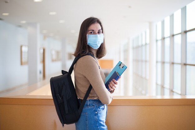 Jeune étudiante à l'université