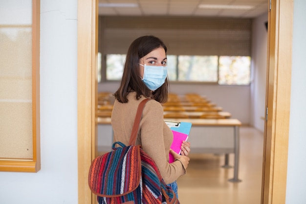 Jeune étudiante à l'université