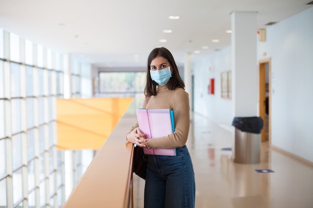 Jeune étudiante à l'université