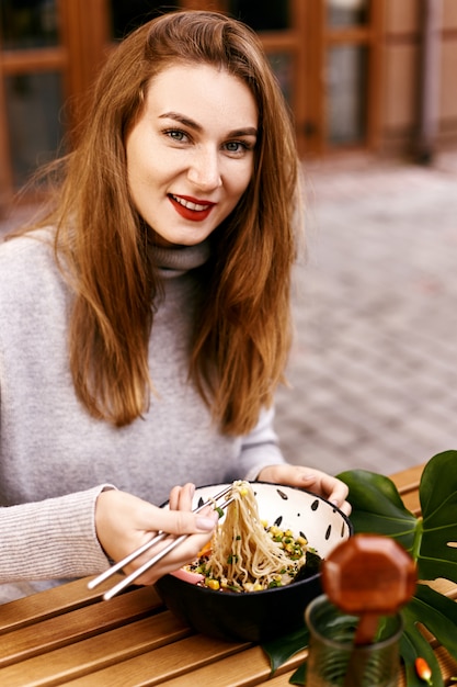 Jeune, européen, girl, manger, ramen