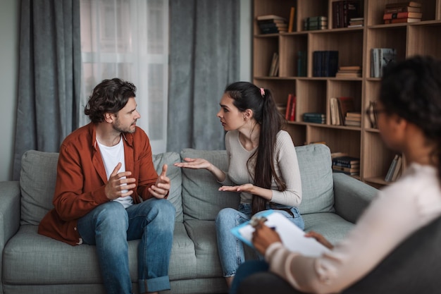 Un jeune européen mécontent mécontent et une dame se disputent à l'intérieur de la clinique