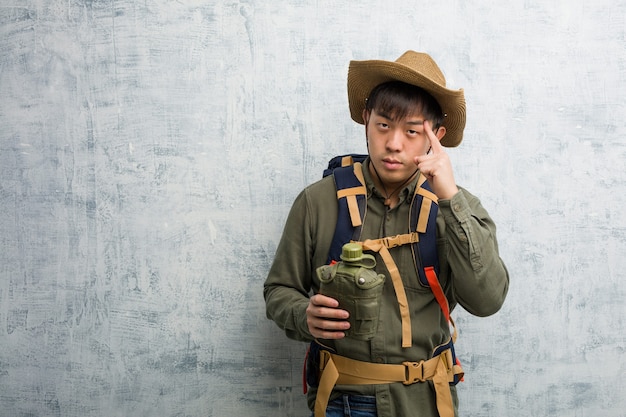 Jeune explorateur chinois pensant à une idée