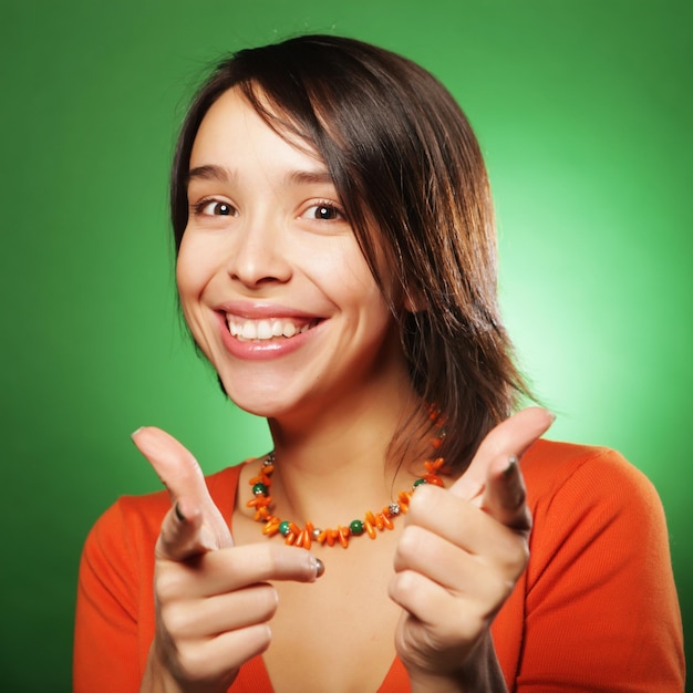 Jeune expression femme sur fond vert