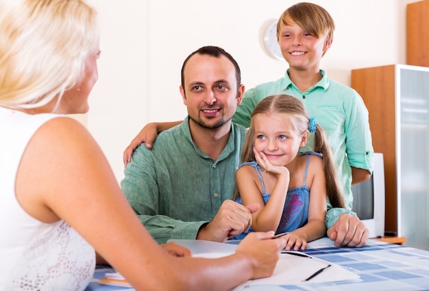 Jeune famille et l&#39;agent