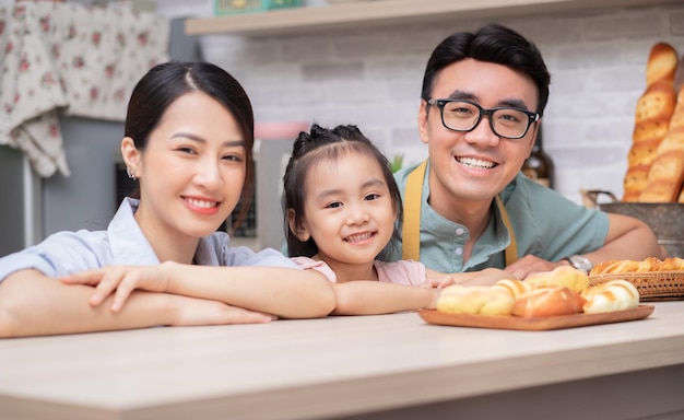 Jeune famille asiatique dans la cuisine