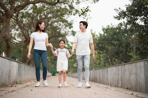 Jeune famille asiatique dans le parc