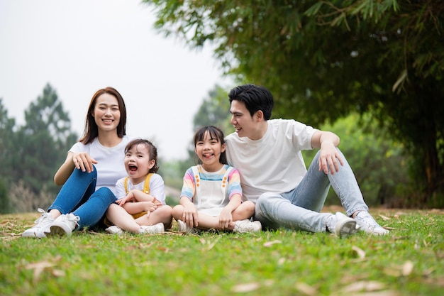 Jeune famille asiatique dans le parc
