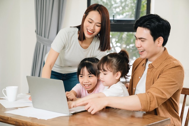 Jeune famille asiatique à la maison