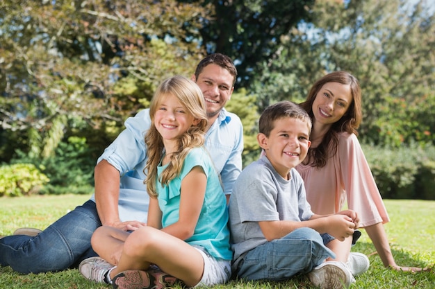 Jeune famille assis dans un parc