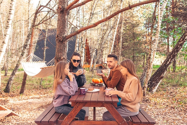 Jeune famille à l'automne en pique-nique. Camping familial