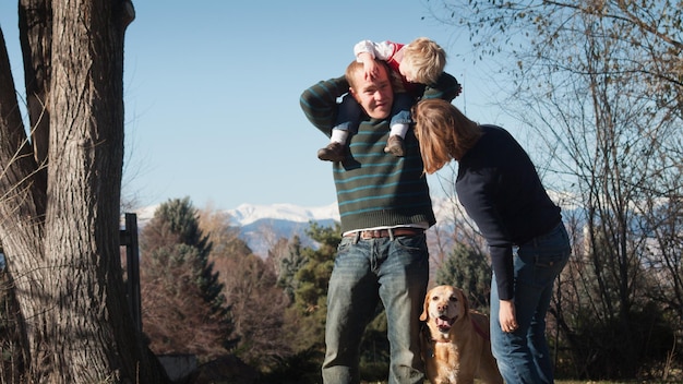 Jeune famille ayant une bonne journée dans le parc.