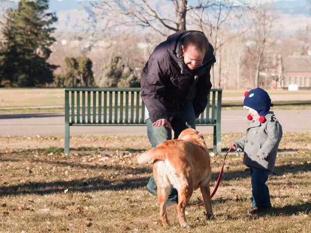 Jeune famille ayant une bonne journée dans le parc.