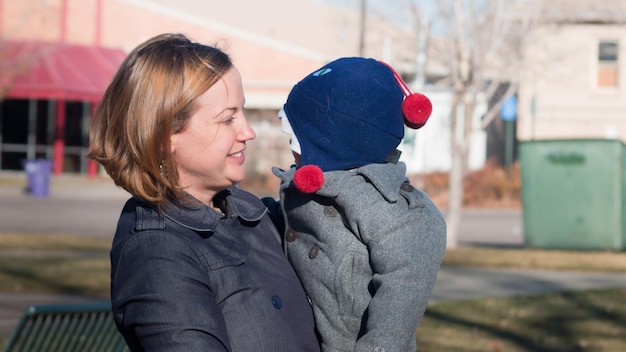 Jeune famille ayant une bonne journée dans le parc.