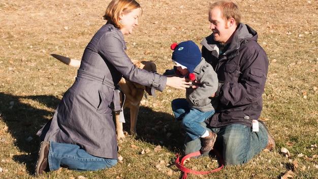 Jeune famille ayant une bonne journée dans le parc.