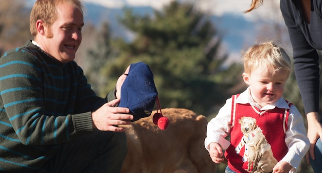 Jeune famille ayant une bonne journée dans le parc.