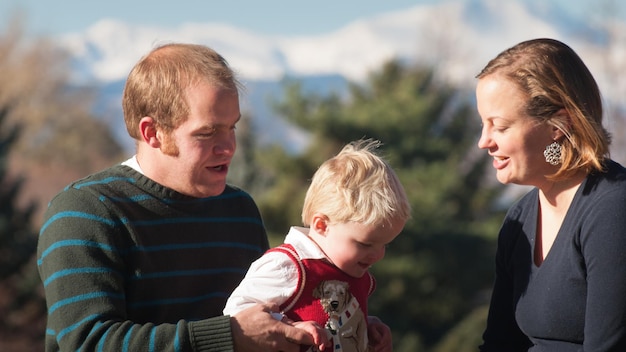 Jeune famille ayant une bonne journée dans le parc.