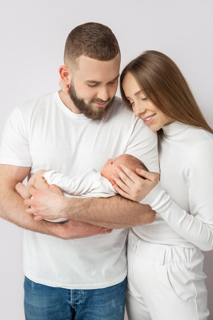 Photo jeune famille caucasienne avec petite fille pose se détendre sur le sol dans le salon souriante petite fille enfant câlin embrasser les parents montrer l'amour et la gratitude se reposer à la maison ensemble