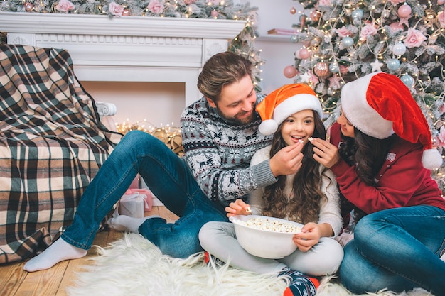 Une jeune famille célébrant les vacances à la maison