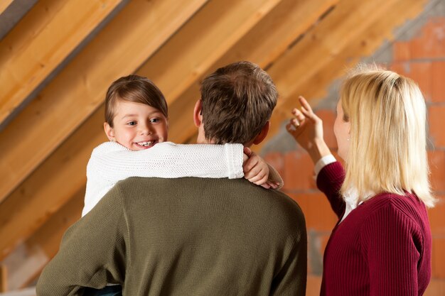 Jeune famille sur un chantier de construction