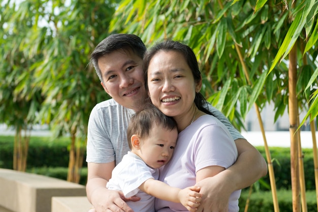 Jeune famille chinoise asiatique en plein air