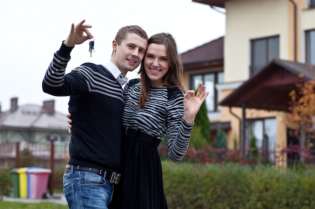 Jeune famille avec les clés de la nouvelle maison