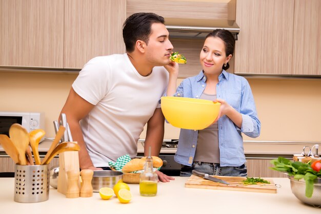 Jeune famille dans la cuisine