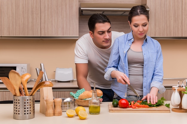 Jeune famille dans la cuisine