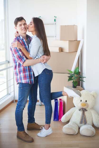 Jeune famille déballant des boîtes dans une nouvelle maison.