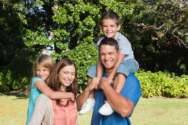 Jeune famille debout ensemble