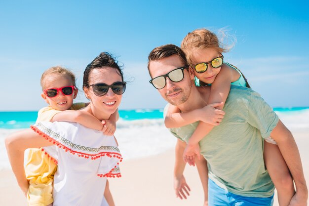 Jeune famille avec deux enfants en vacances à la plage