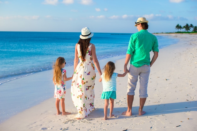 Jeune famille avec deux enfants en vacances tropicales dans la soirée