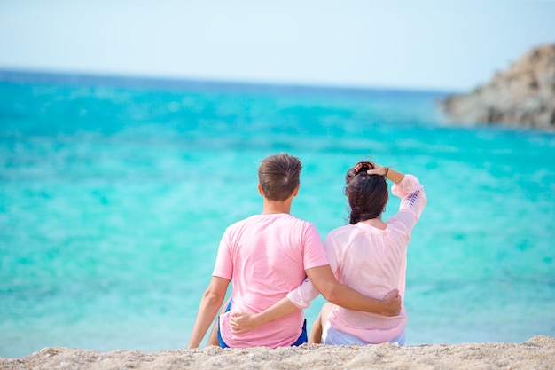 Jeune famille de deux personnes sur la plage blanche pendant les vacances d'été