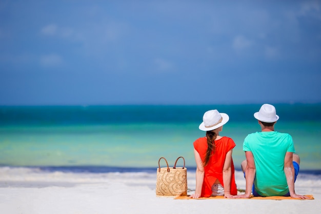 Jeune famille de deux personnes sur la plage blanche