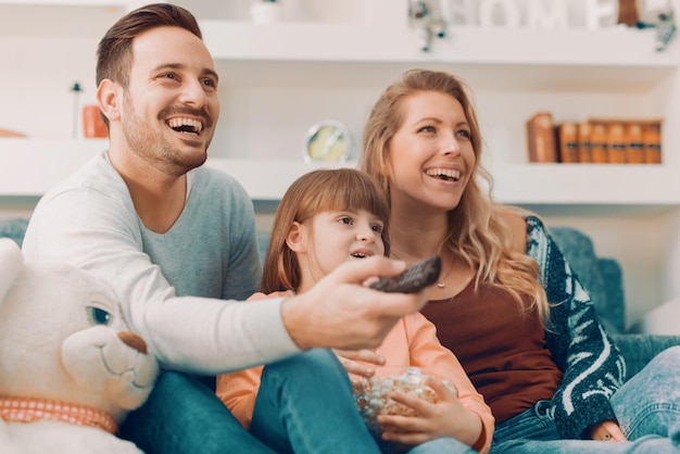 Jeune famille devant la télé