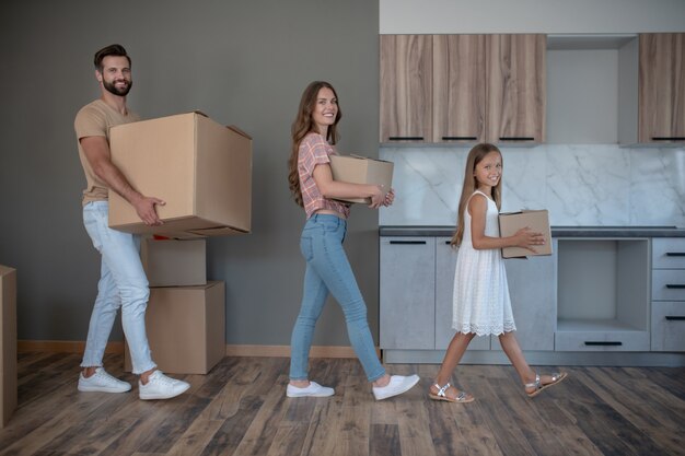 Jeune famille emménageant dans une nouvelle maison