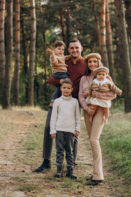 Jeune famille avec enfants dans le parc