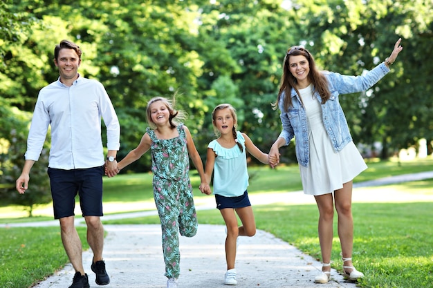 jeune famille avec enfants s'amusant dans la nature