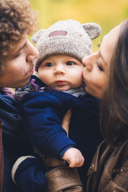 Jeune famille, étreindre, dans, automne, dans parc