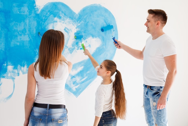 Photo une jeune famille fait des réparations.