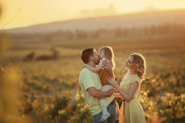 Jeune, famille, fille, marche, herbe, montagnes