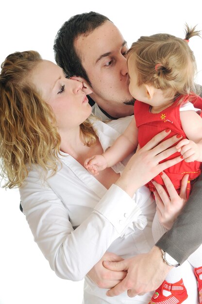 Photo jeune famille heureuse avec beau bébé jouant et sourire isolé sur blanc en studio