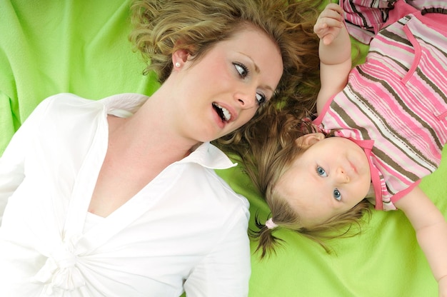 jeune famille heureuse avec beau bébé jouant et sourire isolé sur blanc