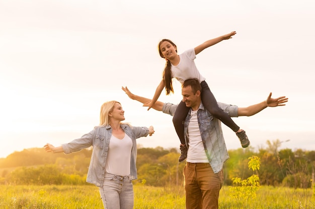 Jeune famille heureuse dans un champ.